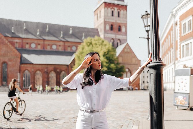 1H Private Photoshoot in Old Town of Riga - How the shoot stays comfortable, not awkward