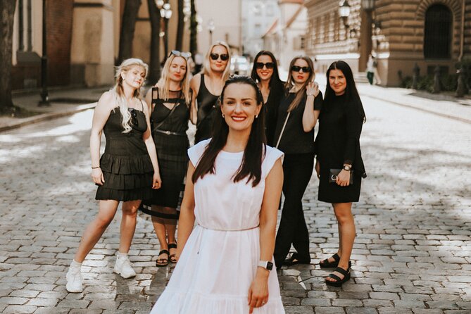1H Private Photoshoot in Old Town of Riga - Winter portrait tips for Riga Old Town lighting and walking