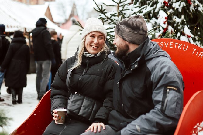 1H Private Photoshoot in Old Town of Riga - Your photo route: from Rātslaukums to classic Old Town icons