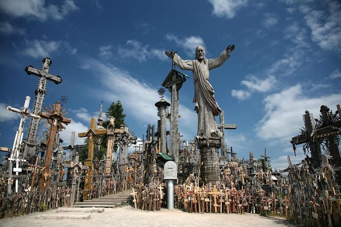 2 countries! Hill of Crosses, Rundale Palace and Bauska castle - Key takeaways before you go