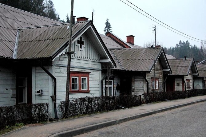 Day trip to Gauja National Park: animals, castles and a cave - Getting there: easy transport and a small group rhythm