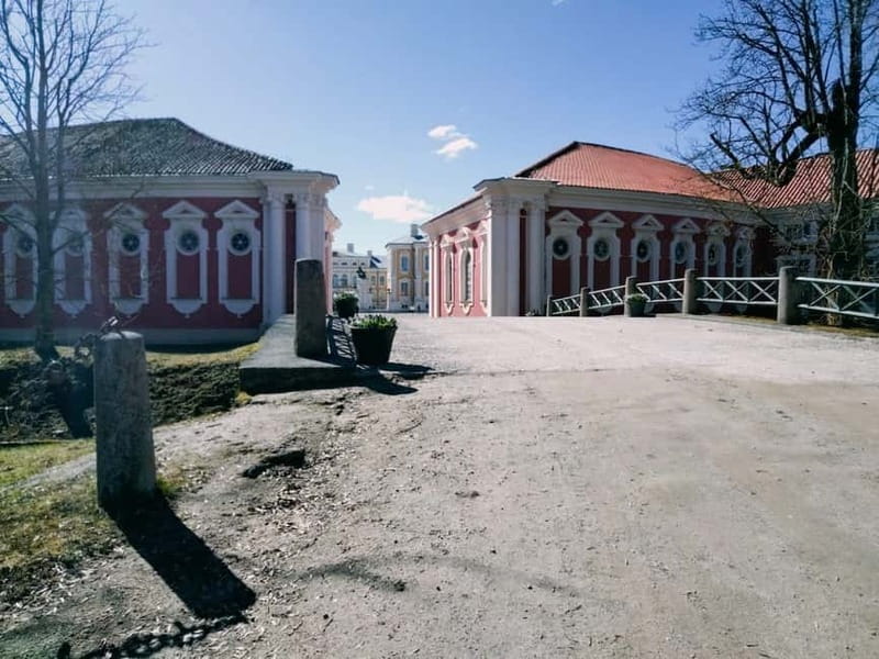 From Riga: Hill of Crosses, Bauska & Rundale Full-Day Tour - Bauska: the lunch break that keeps the castle visit enjoyable