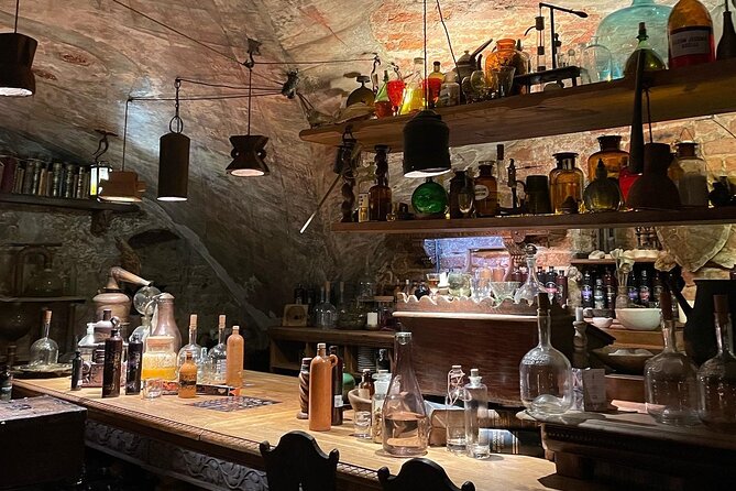 Medieval Experience: Guided Sightseeing and Food Tasting - St. Peter’s Church meetup and the first hour of Old Town stories