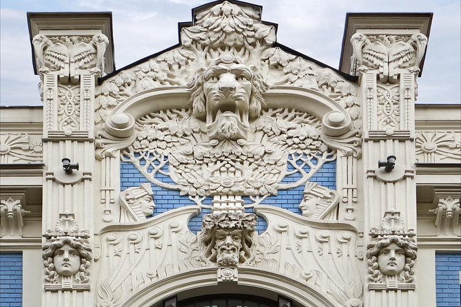 Old Town And Art Nouveau Walking Tour Of Riga - Starting with the House of the Blackheads and Town Hall Square