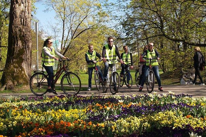 Riga Highlights Bike Tour - Stop 2: Viesturdārzs, Triumph Arch, and the Song Festival Memorial