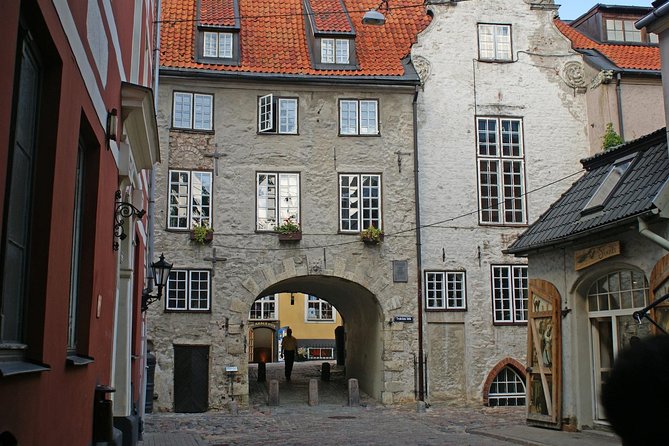 Riga Old Town Walking Tour in a Small Group - Photo stops and the pace trade-off, especially in cold weather