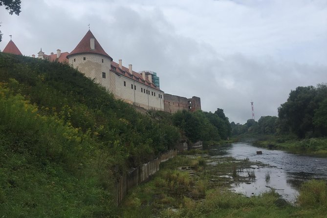 Tour from Riga to Vilnius: Bauska Castle, Rundale Palace and The Hill of Crosses - Morning timing, pickup details, and what to bring